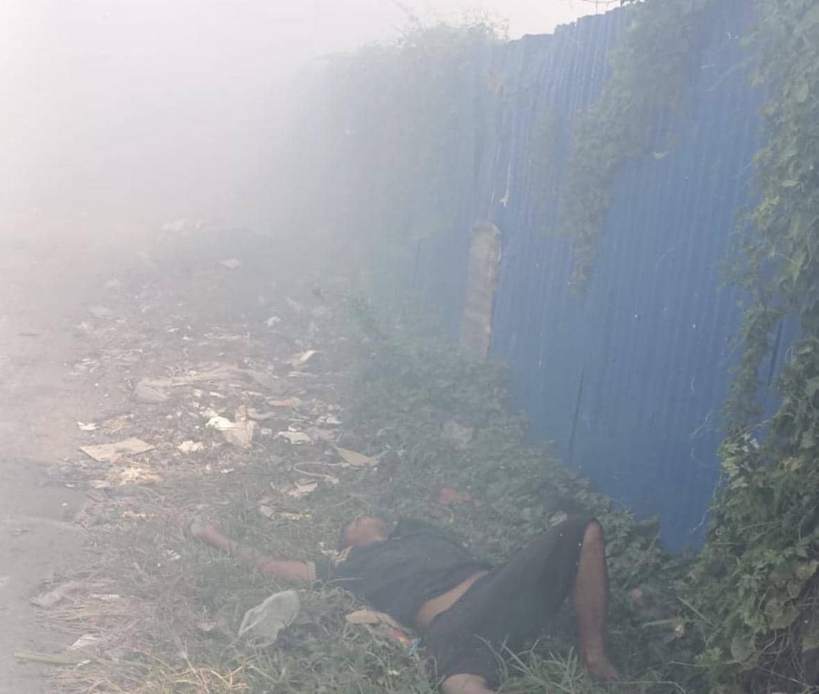 Seorang pria ditemukan sesak napas di lokasi kebakaran lahan di tengah kota Pontianak.