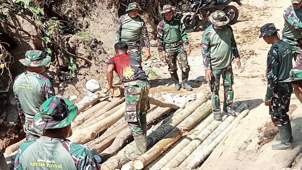 TNI dan Warga Gotong Royong Bangun Jembatan Darurat di Bener Meriah