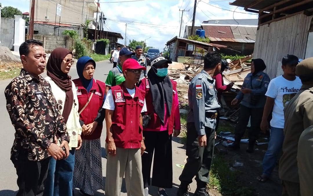 Penertiban pedagang kaki lima di jalan poros Asrama Haji Sudiang Makassar. (Dok. Pemkot Makassar)