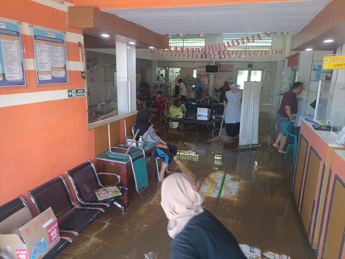 Petugas membersihkan Puskesmas Besole yang terendam lumpur. IDN Times/Bramanta Pamungkas