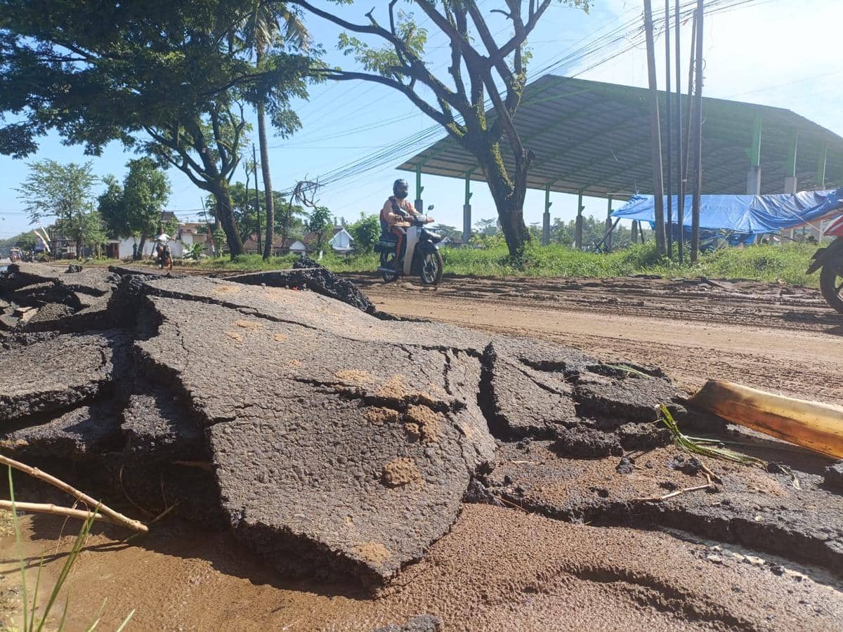 Aspal yang mengelupas karena banjir di Tulungagung. IDN Times/Bramanta Pamungkas