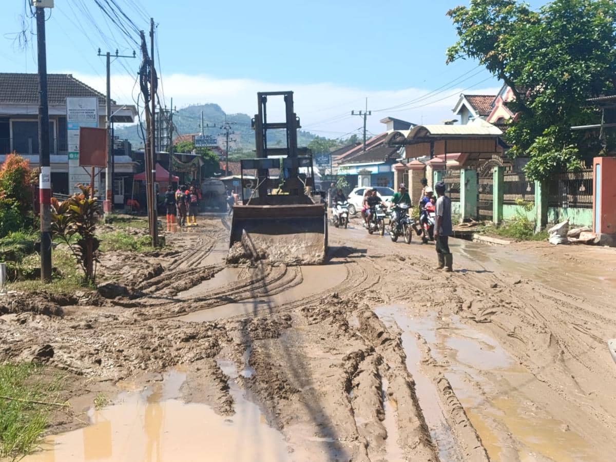 Alat berat yang dikerahkan untuk membersihkan lumpur di jalan.IDN Times/Bramanta Pamungkas