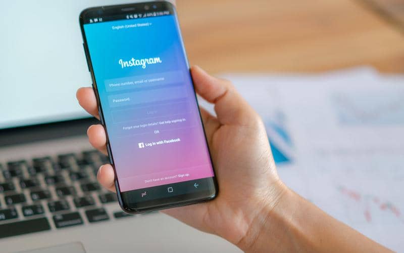 ilustrasi pengguna mengakses aplikasi Instagram di smartphone