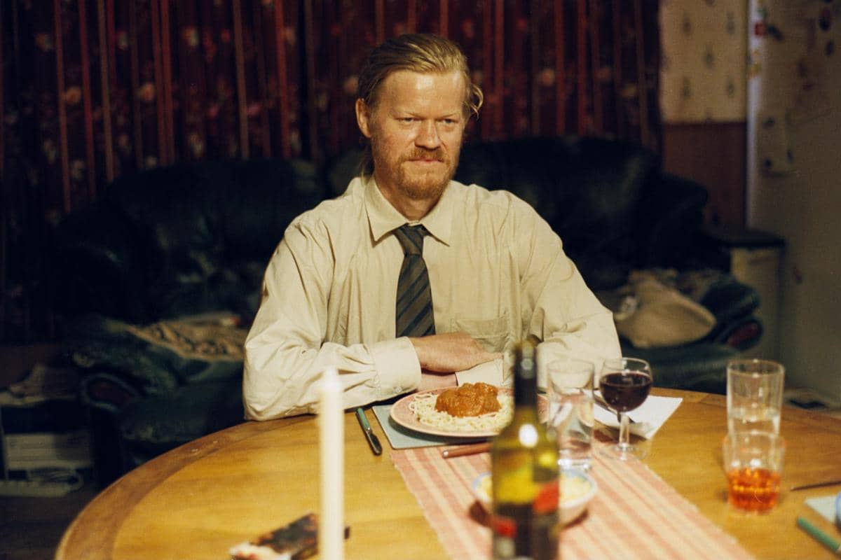 cuplikan adegan yang diperankan Jesse Plemons dalam Bugonia