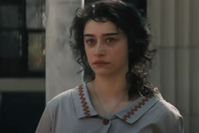 cuplikan adegan yang diperankan Odessa A'Zion dalam film Marty Supreme