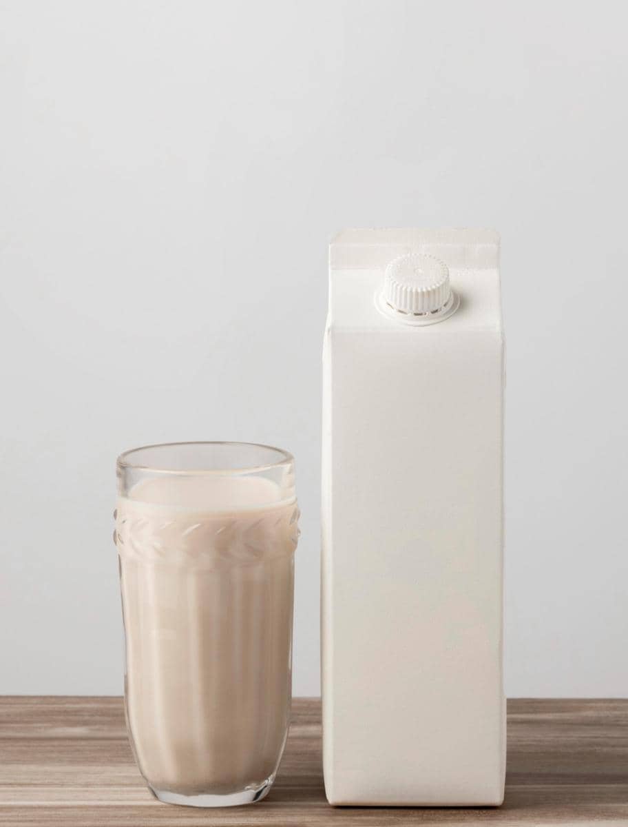 ilustrasi minum susu UHT