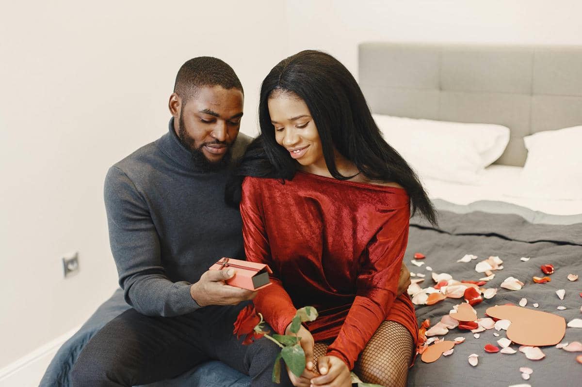 ilustrasi pria memberi hadiah valentine