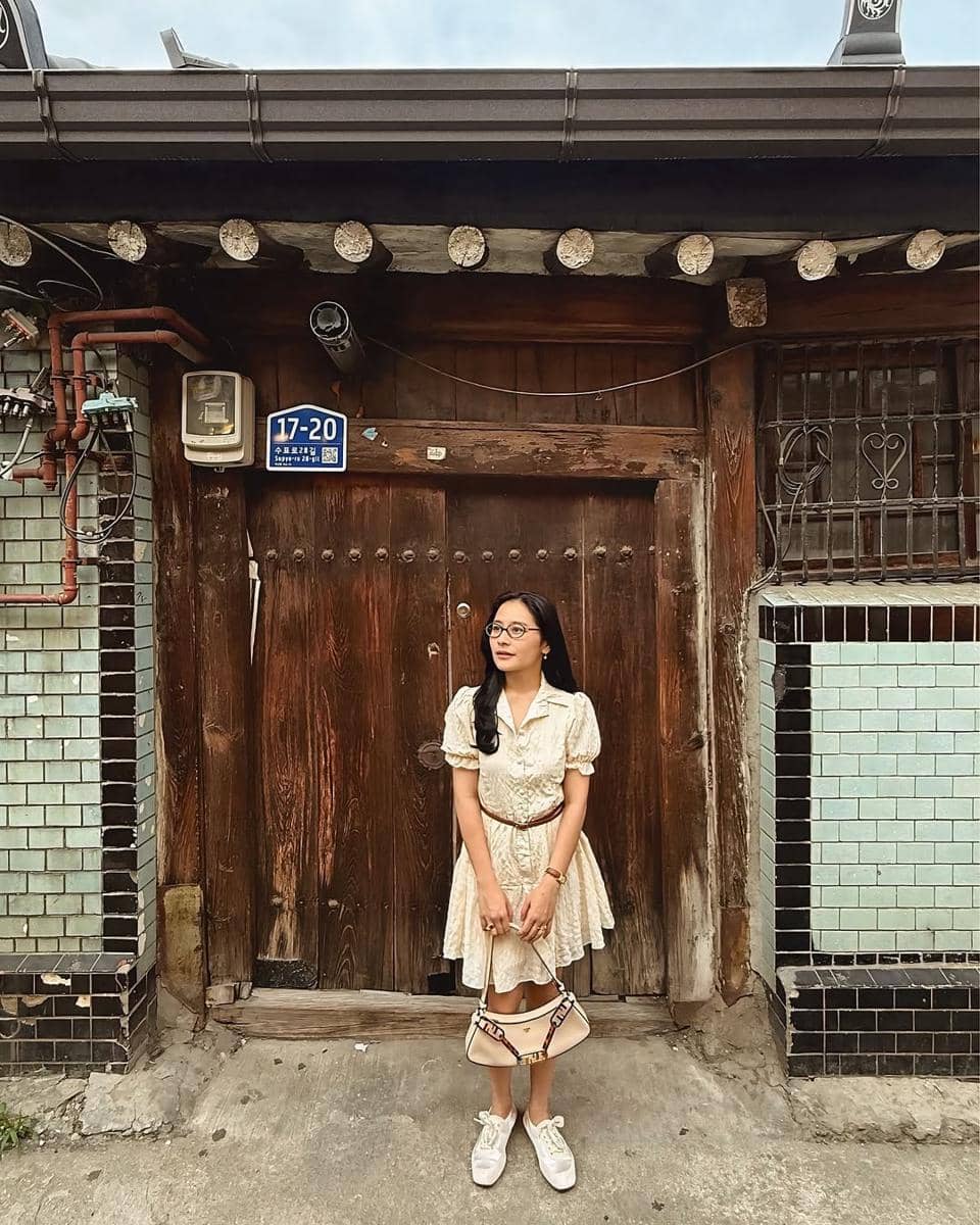 gaya feminin minimalis ala Prilly Latuconsina