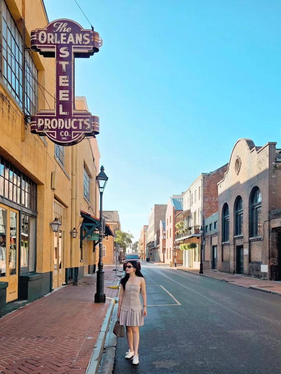 gaya feminin minimalis ala Prilly Latuconsina