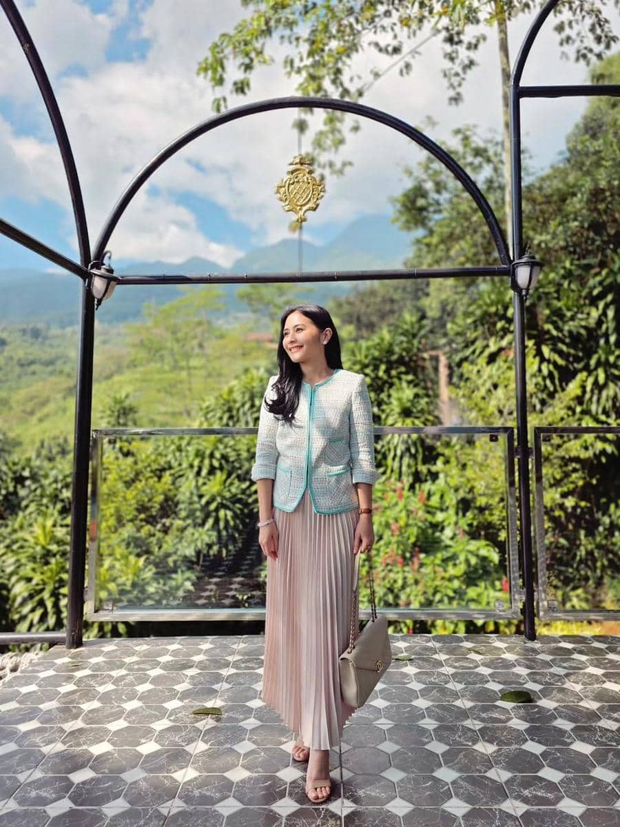 gaya feminin minimalis ala Prilly Latuconsina