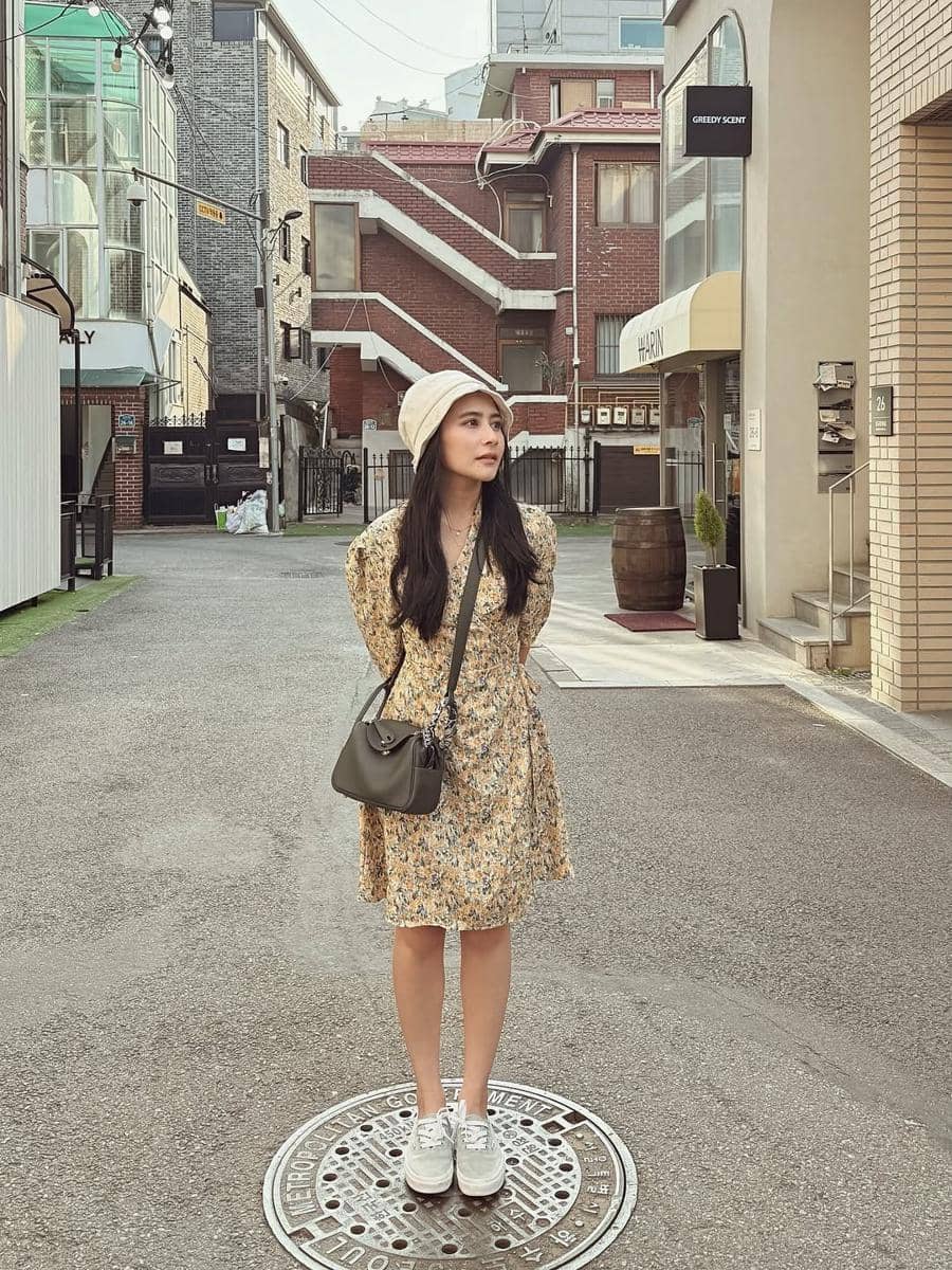 gaya feminin minimalis ala Prilly Latuconsina