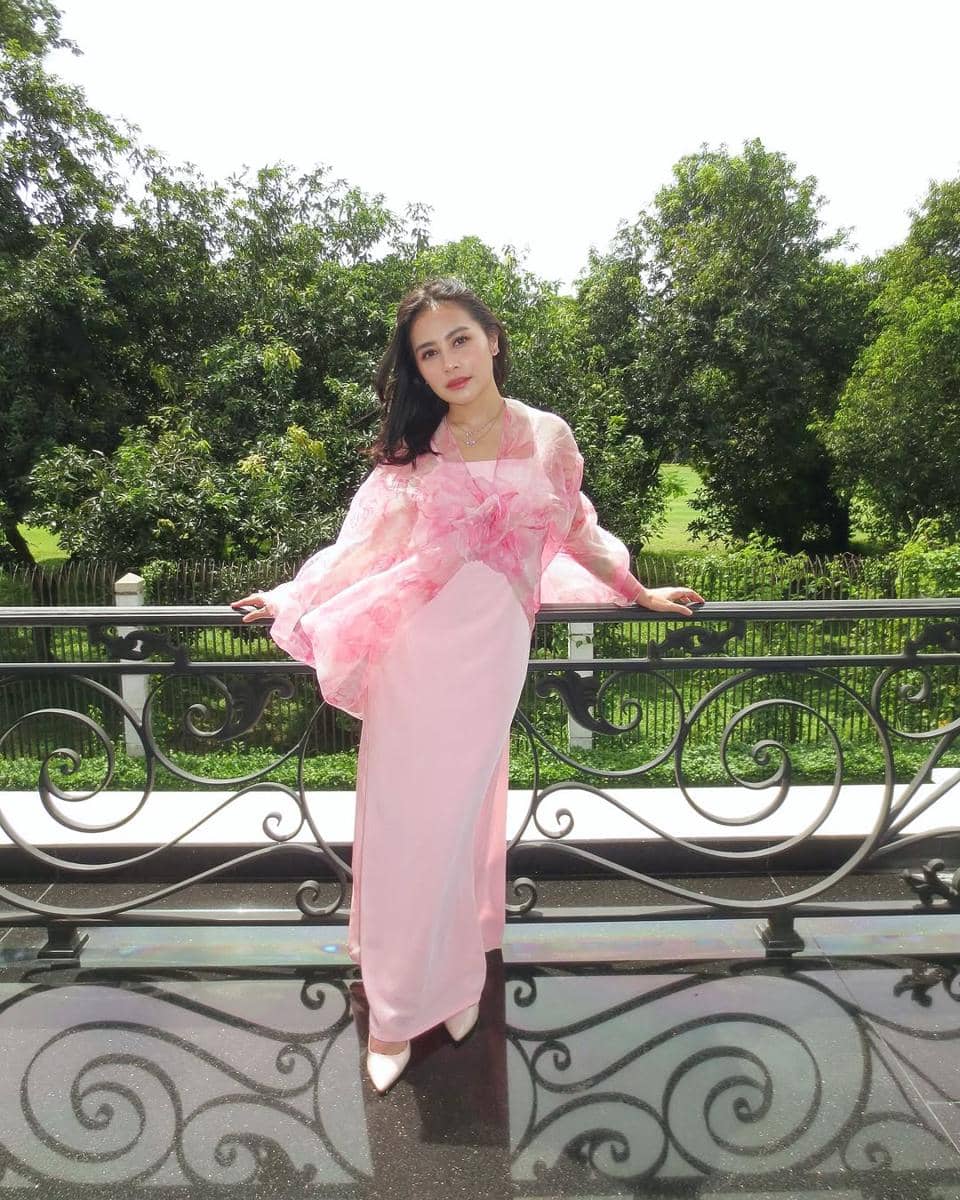 gaya feminin minimalis ala Prilly Latuconsina