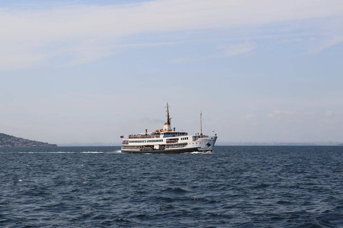 Kapal sedang berlayar di laut.