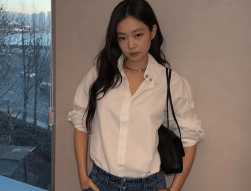 Tampilan Jennie Blackpink dengan clean outfit 