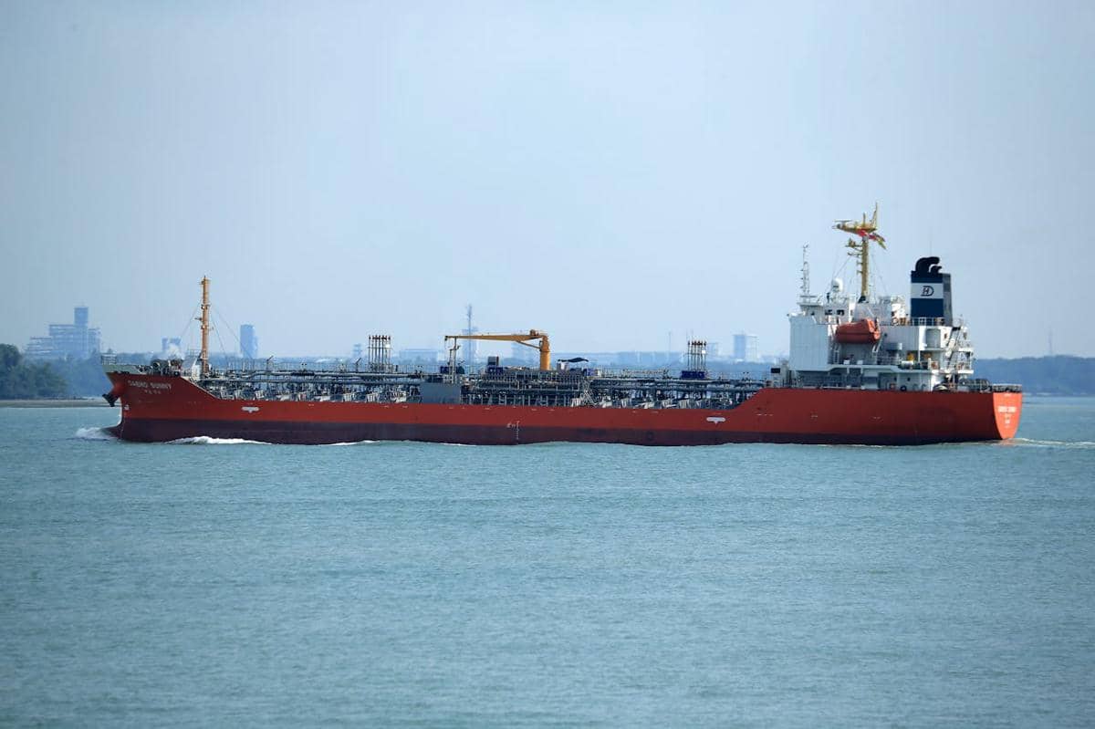 Kapal minyak sedang berlayar di laut.