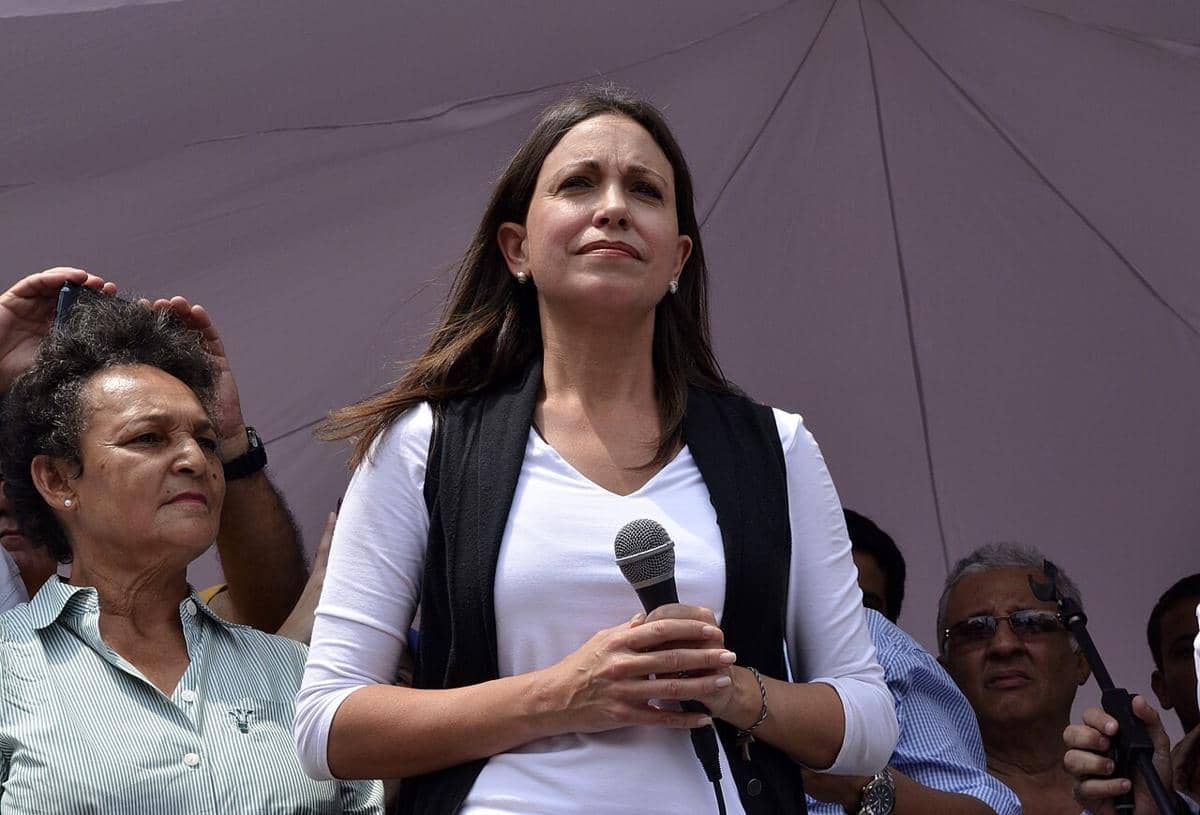 Maria Corina Machado sedang bericara di depan orang banyak.