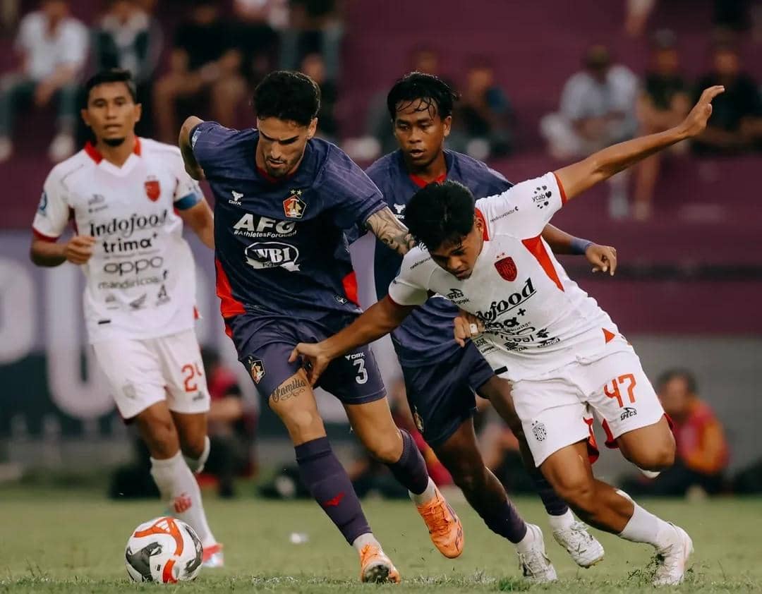 Jalannya pertandingan antara Bali United (putih) dan Persik Kediri (biru). 