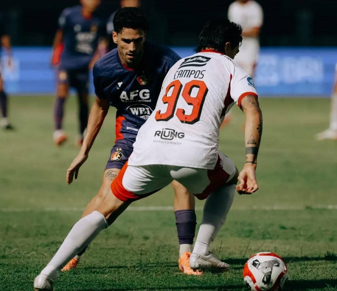 Diego Campos (putih) saat debut bersama Bali United. 