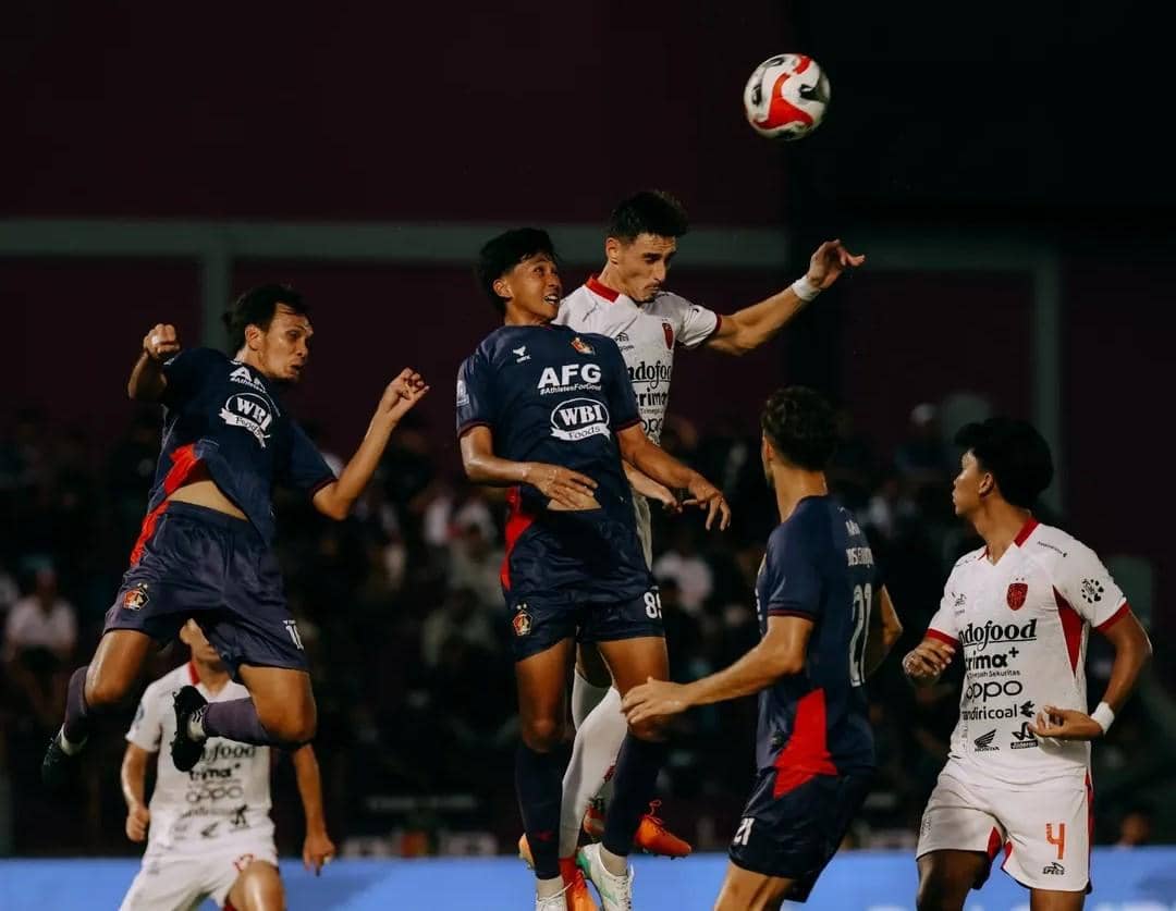 Jalannya pertandingan antara Bali United (putih) dan Persik Kediri (biru).