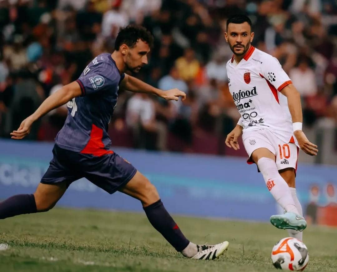 Mirza Mustafic (putih) dihadang pemain Persik Kediri (biru). 