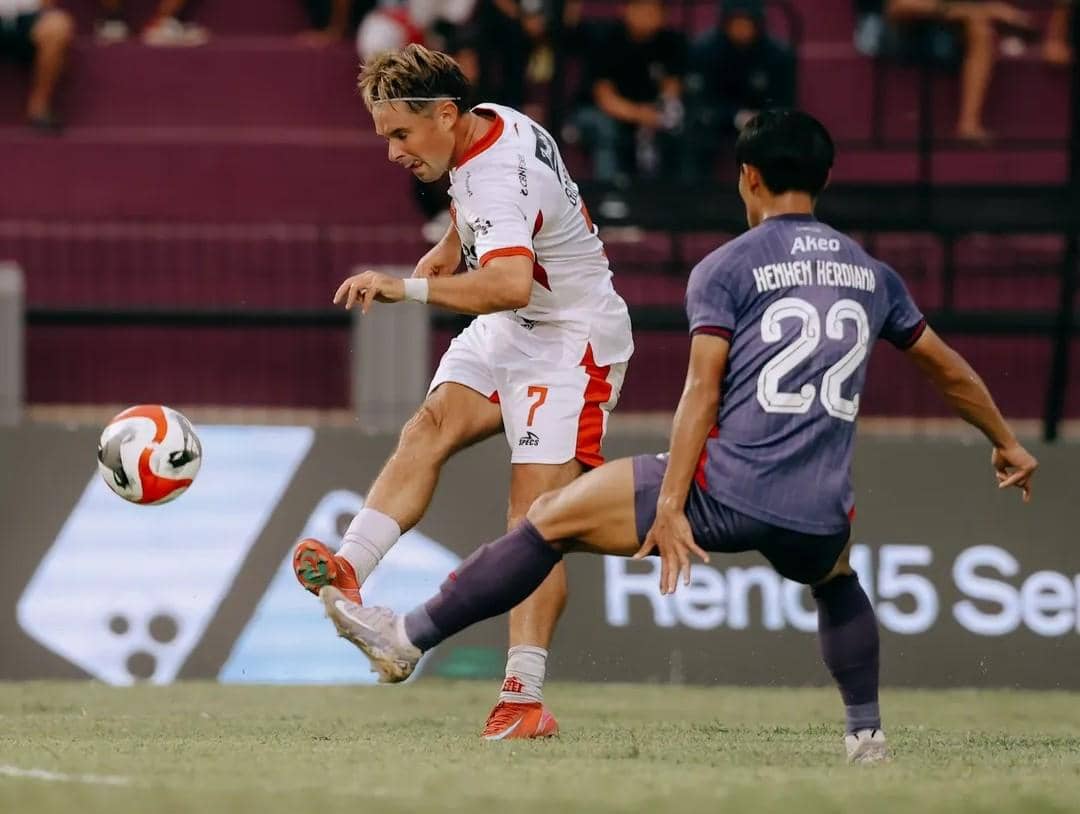 Thijmen Goppel (putih) dihadang pemain Persik Kediri (biru). 