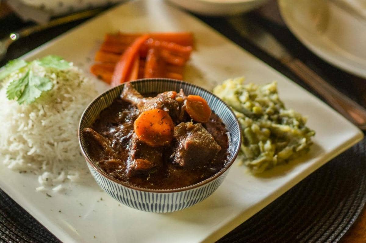 ilustrasi semur daging kecap jahe