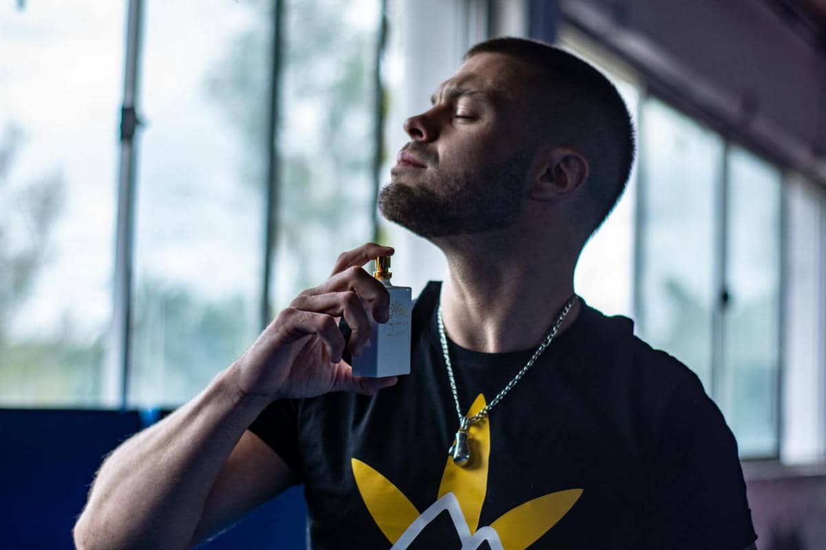 Ilustrasi seorang laki-laki menyemprotkan parfum.