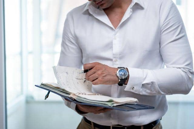 ilustrasi flexing pria elegan