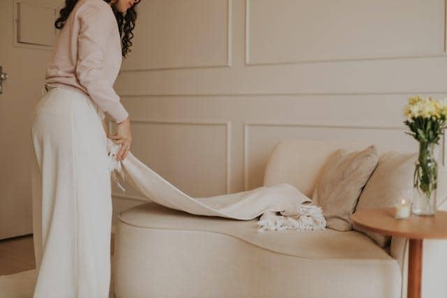 ilustrasi membersihkan area pintu masuk rumah