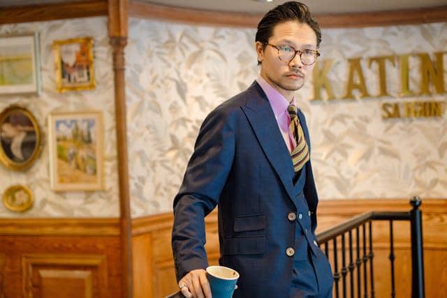 ilustrasi setelan jas untuk pria kurus 