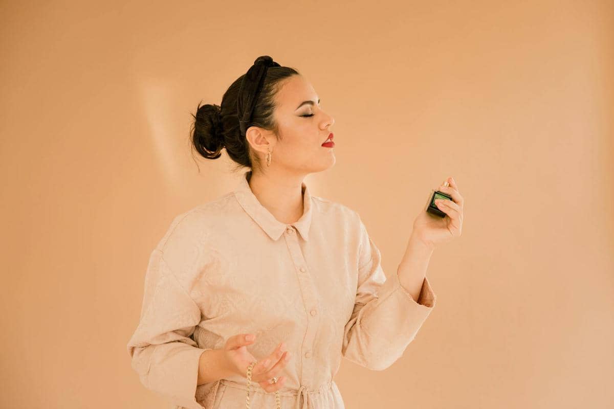 ilustrasi menyemprotkan parfum