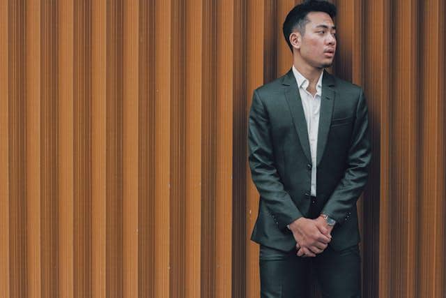 ilustrasi setelan jas untuk pria kurus 