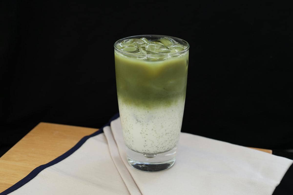 ilustrasi matcha dengan susu full cream 