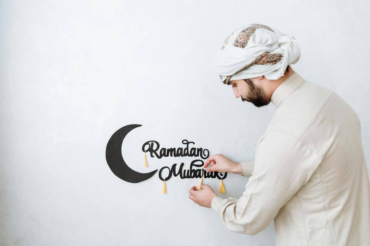 Pria yang bersiap menyambut Ramadan