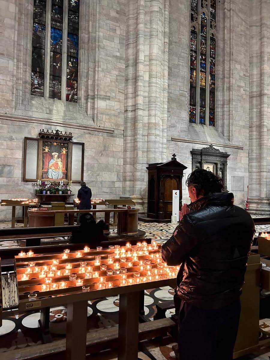 Jeremy Thomas saat mengunjungi Piazza del Duomo di Milan
