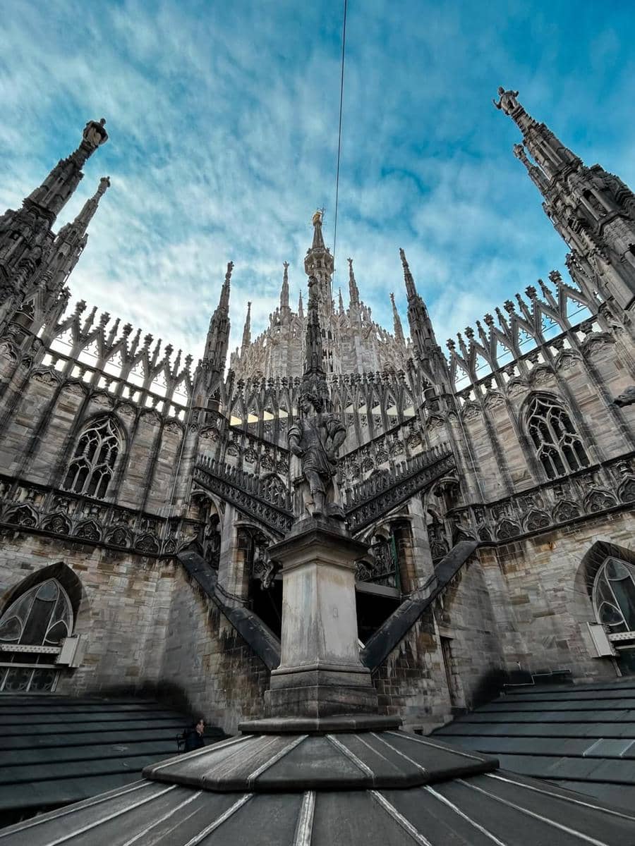 Jeremy Thomas saat mengunjungi Piazza del Duomo di Milan