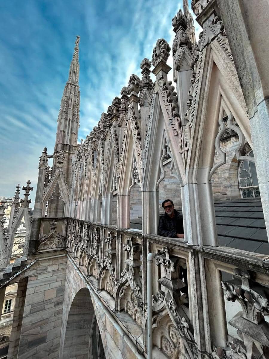 Jeremy Thomas saat mengunjungi Piazza del Duomo di Milan