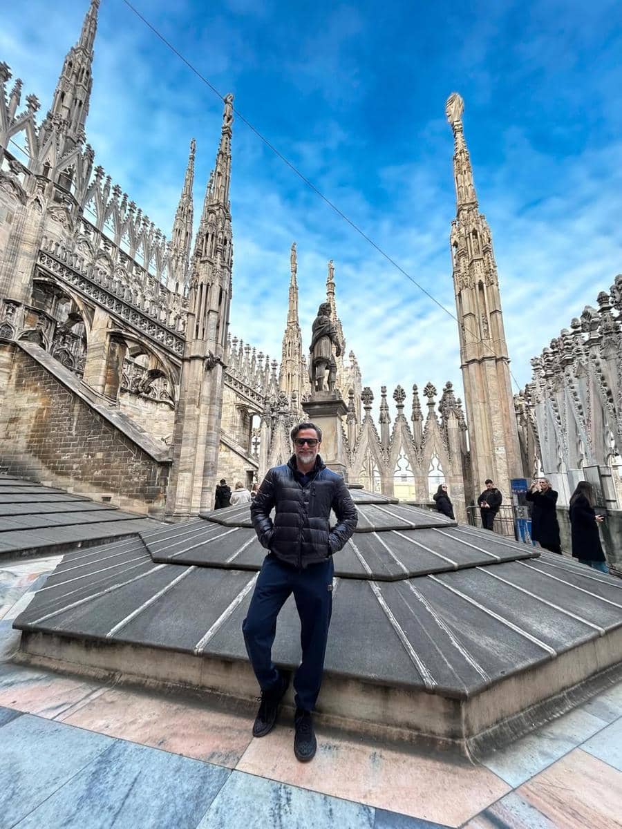 Jeremy Thomas saat mengunjungi Piazza del Duomo di Milan