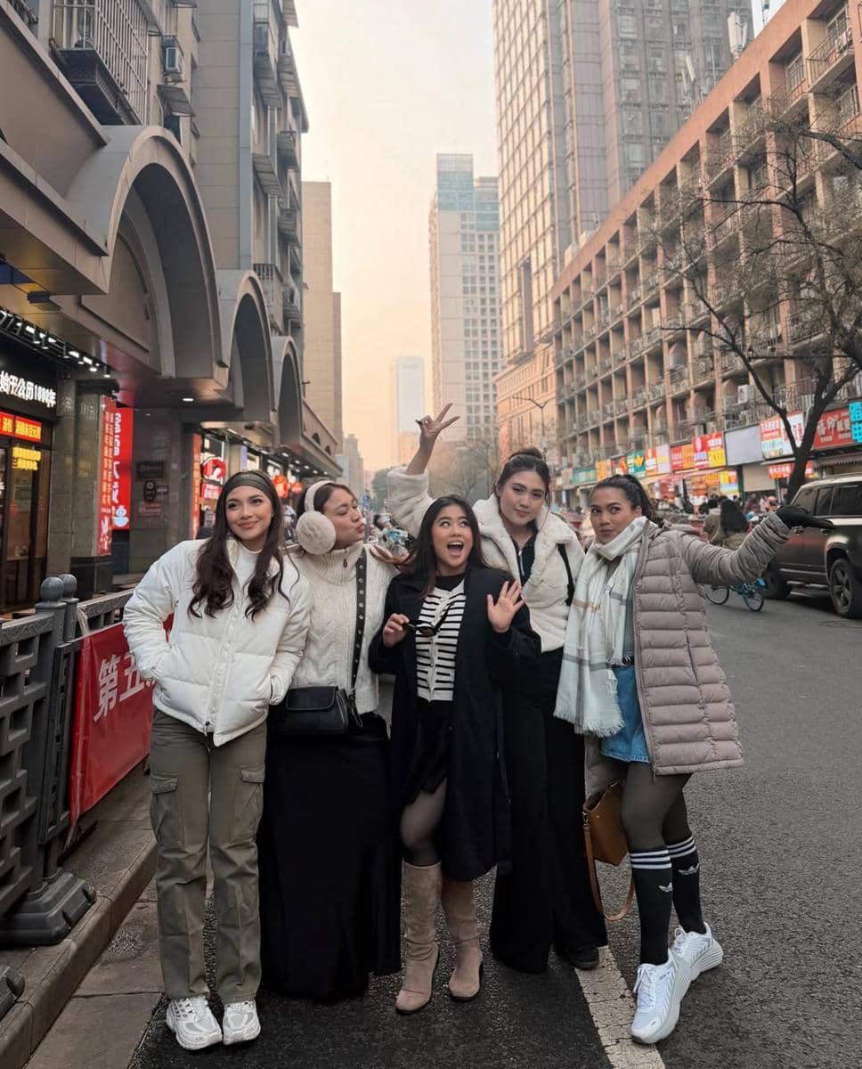 Angela Gilsha saat jalan-jalan di Nanjing