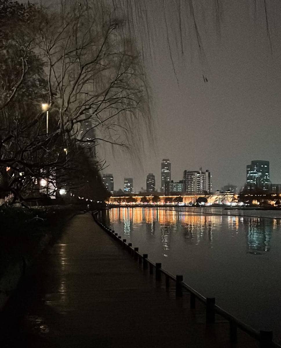 Angela Gilsha saat jalan-jalan di Nanjing