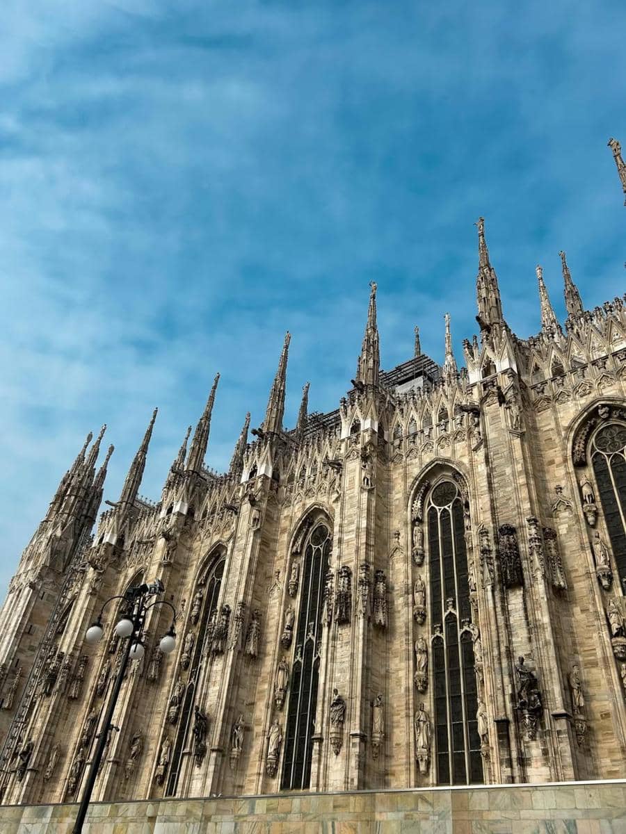 Jeremy Thomas saat mengunjungi Piazza del Duomo di Milan