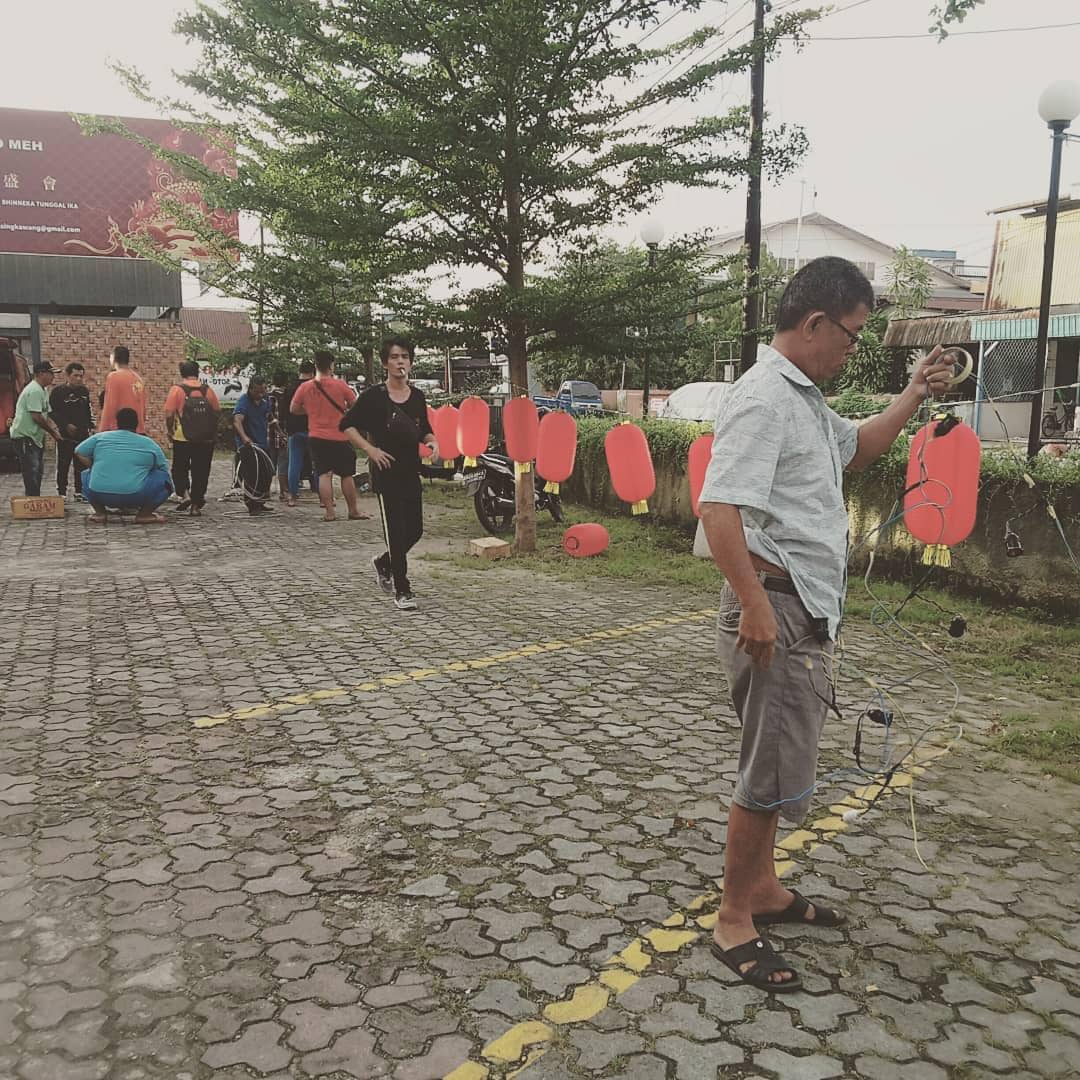 pemasangan lampion di Kota Singkawang 