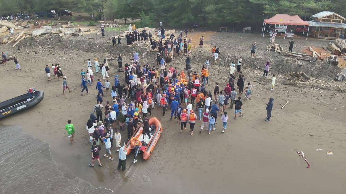 Tim gabungan mengevakuasi jenazah korban tenggelam di Pantai Ujung Batu Padang (Foto: Basarnas Padang)