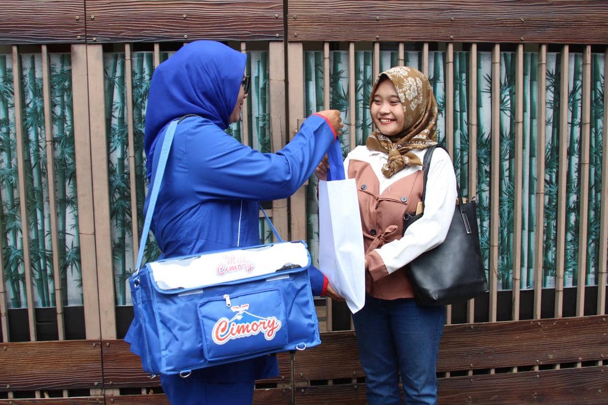 Keseharian Miss Cimory mengantarkan produk bernutrisi ke pelanggan.JPG