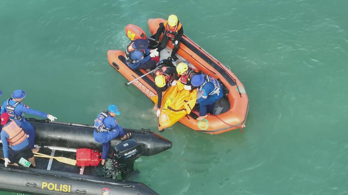 Tim gabungan mengevakuasi jenazah korban tenggelam di Pantai Ujung Batu Padang (Foto: Basarnas Padang)