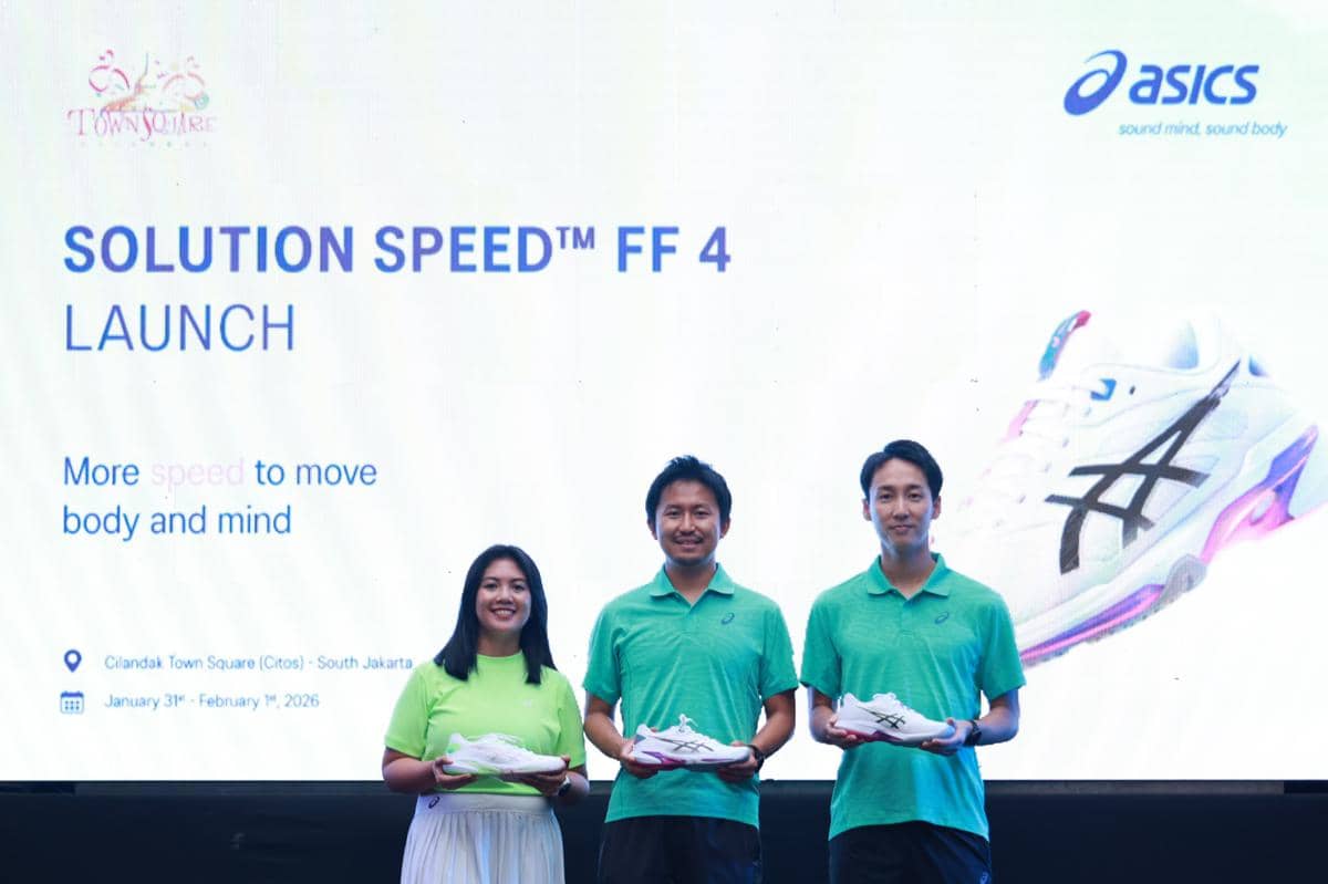 Maitri Widyakirana, Yuya Sugiyama, dan Hiroaki Arakubo dari ASICS Indonesia dalam peluncuran SOLUTION SPEED™ FF 4.jpg