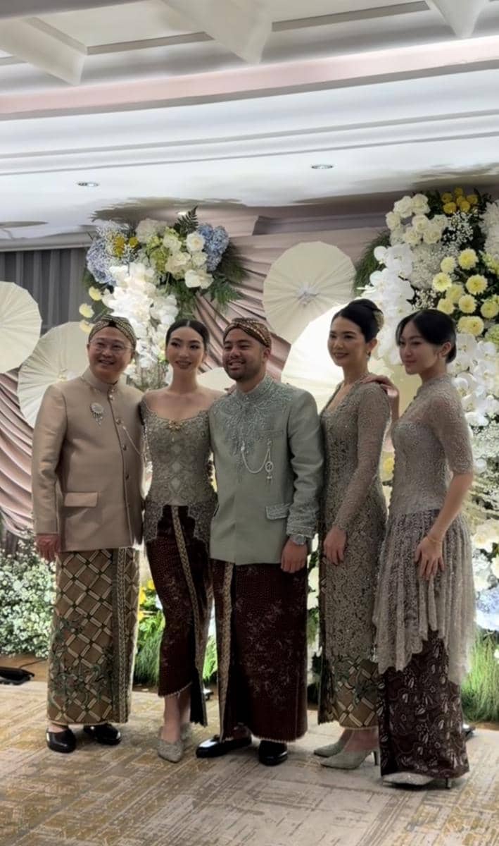 Gaya Angie Prijanto saat pengajian pranikah dan siraman (instagram.com/jessiegunawanstudio)