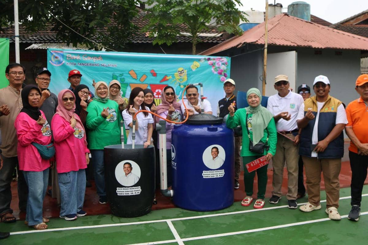 Maria Teresa Serahkan Alat Olah Sampah ke Warga Bukit Nusa Indah (Dok. IDN Times/Hikmat)