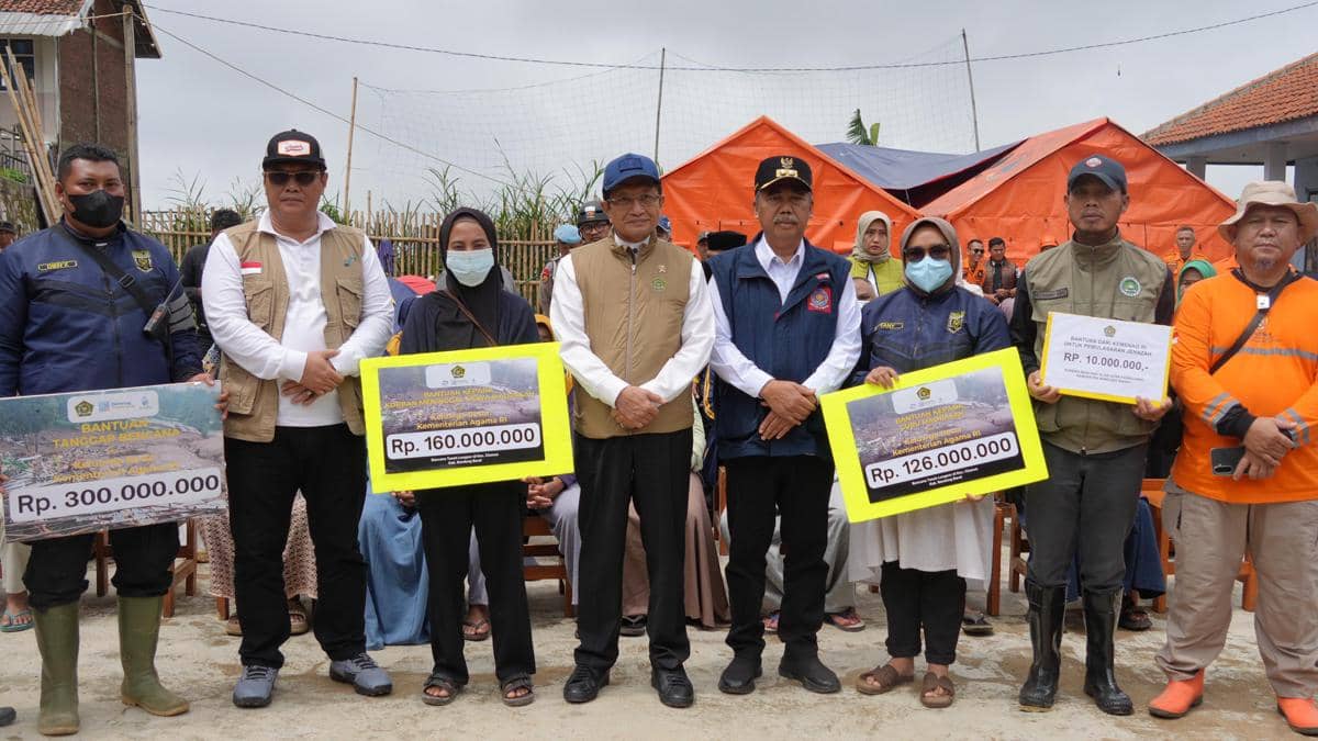 Menteri Agama (Menag), Nasaruddin Umar, memberikan bantuan senilai Rp596 juta untuk korban pemulihan madrasah, guru hingga keluarga siswa yang terdampak longsor di Cisarua, Kabupaten Bandung Barat (dok. Kemenag)