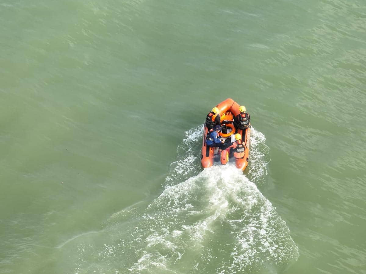 Tim gabungan melakukan pencarian korban tenggelam di Pantai Ujung Batu Padang (Foto: Basarnas Padang)